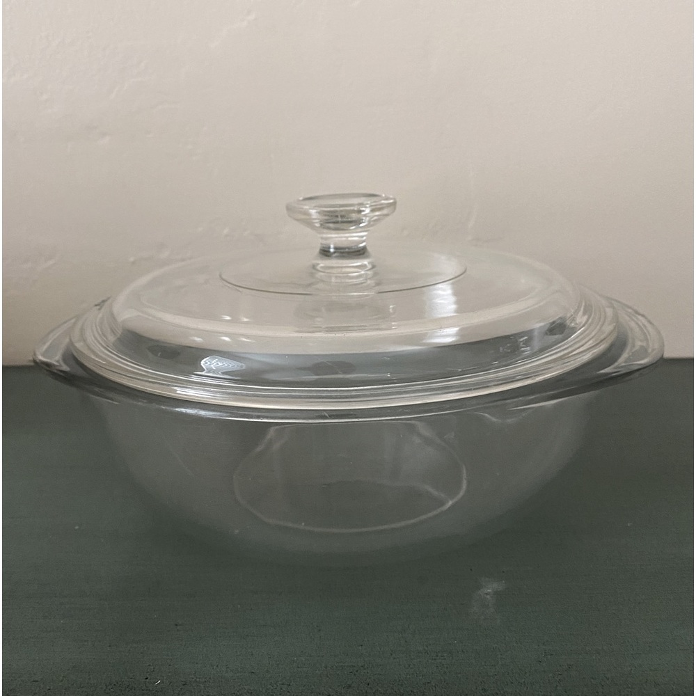 Pyrex 2 quart bowl with lid. Clear glass. Vintage.